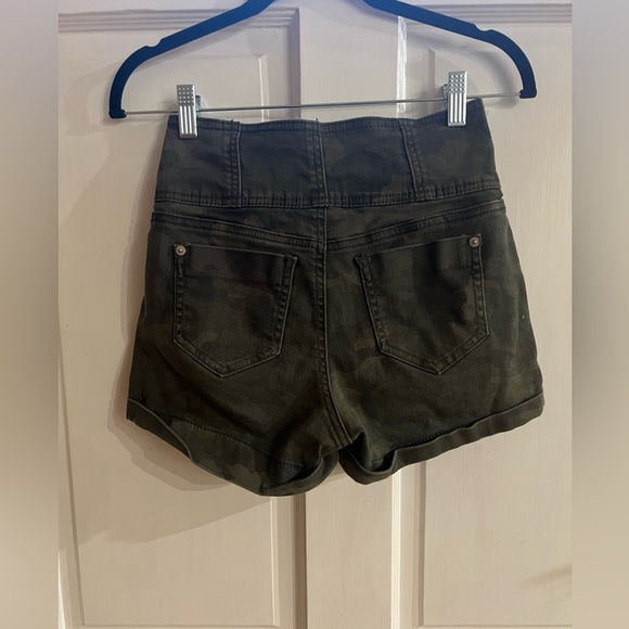 (🎄BOGO) High rise camo shorts - Picture 3 of 4